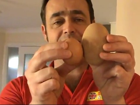 Clip: Một quả trứng bên trong một quả trứng