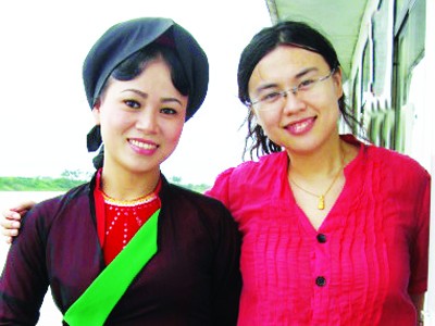 Văn Văn, nhà báo 8X của Trung Quốc, cùng một cô gái quan họ trong chuyến khám phá sông Hồng ngày 24-7-2010