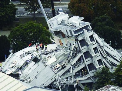 Lực lượng cứu hộ trên tòa nhà Pyne Gould Guiness ở trung tâm Christchurch Ảnh: New Zealand Herald