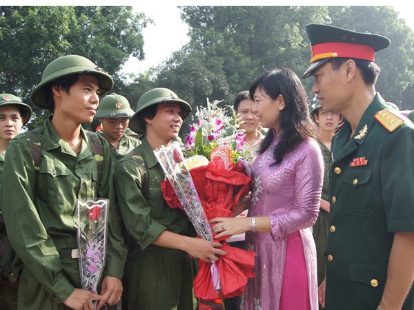 Thanh niên lên đường nhập ngũ tại Hà Nội. Ảnh: Nguyễn Minh