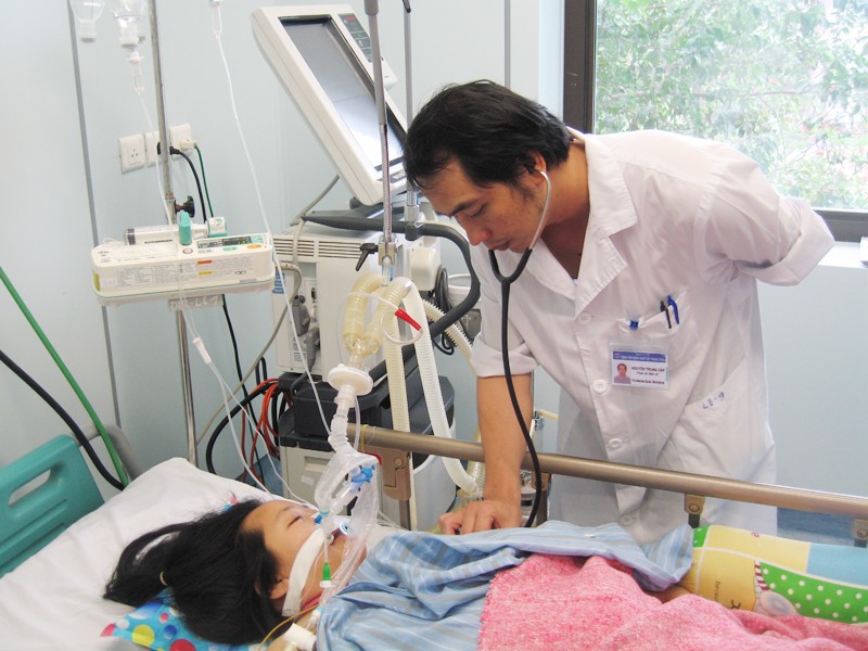Bác sĩ Nguyễn Trung Cấp đang khám cho bệnh nhân Đồng Thị Xoan. Ảnh: Thái Hà