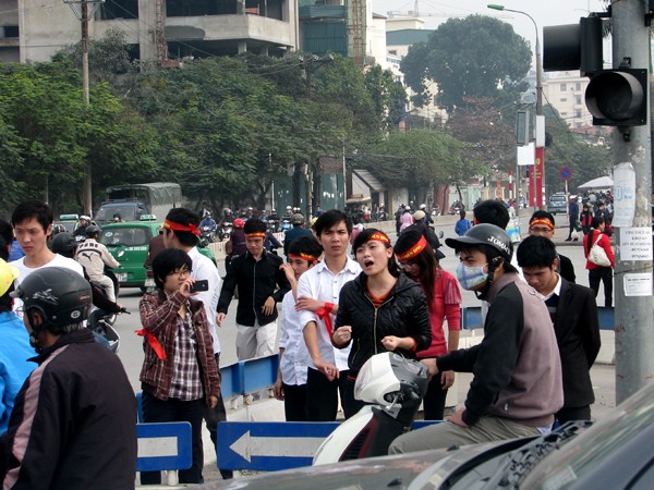 Sững người với đám đông hò hét rèn 'tự tin' giữa đường Hà Nội