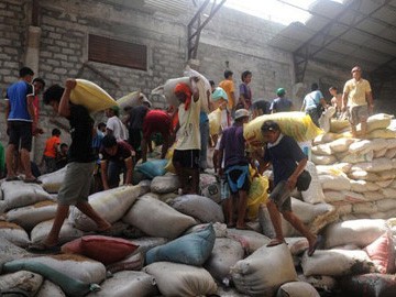 Những nạn nhân bão Haiyan cướp một kho gạo ở Tacloban
