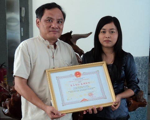 Đại diện Ban tổ chức Hội báo Xuân (phải) trao bằng khen cho Ban đại diện báo Tiền Phong tại ĐBSCL.
