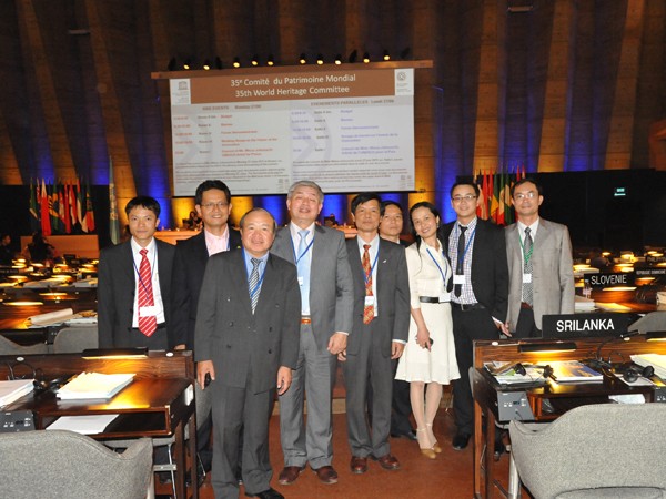 Phái đoàn bảo vệ Di sản Thành Hồ sau thời điểm đăng quang ở UNESCO Paris. Đứng thứ tư từ trái sang là ông Vương Văn Việt