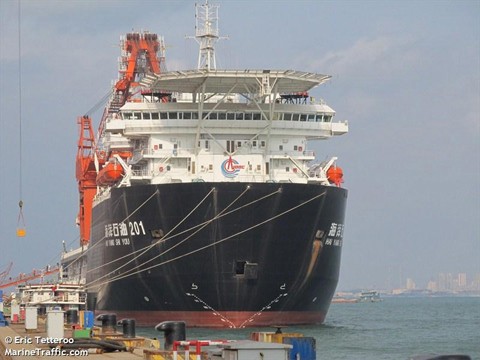 Tàu thăm dò khổng lồ của Trung Quốc vào Biển Đông