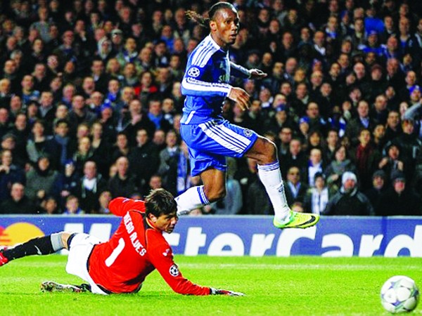 Drogba thăng hoa giúp Chelsea vào vòng knock-out Ảnh: AP