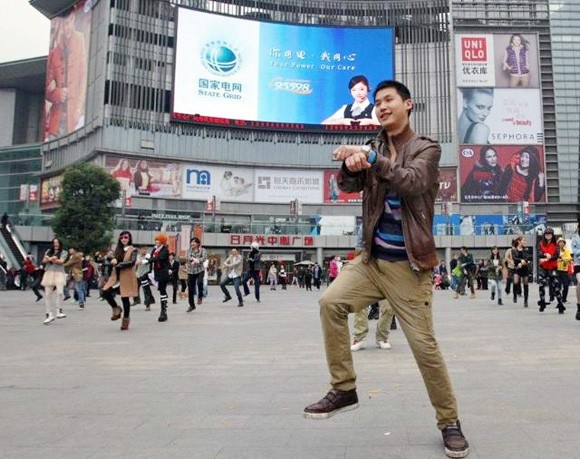 Nhảy Gangnam Style cầu hôn bạn gái