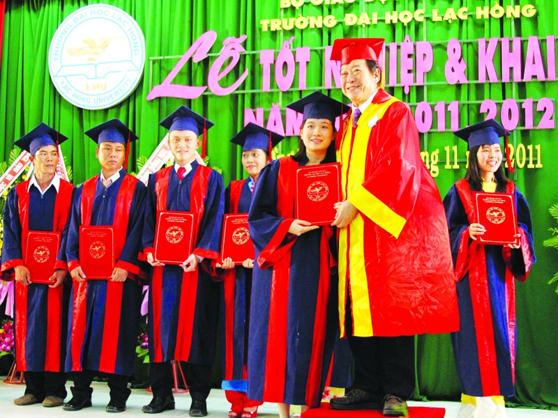 NGƯT-TS Đỗ Hữu Tài, quyền Hiệu trưởng phát bằng tốt nghiệp cho sinh viên ra trường vào tháng 11-2011