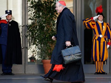 Hồng y Christoph Schoenborn của Úc tới tham dự cuộc họp đầu tiên để bầu Giáo hoàng mới