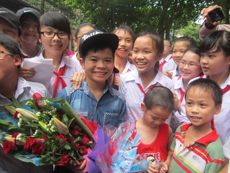Hàng trăm người đón quán quân Giọng hát Việt nhí