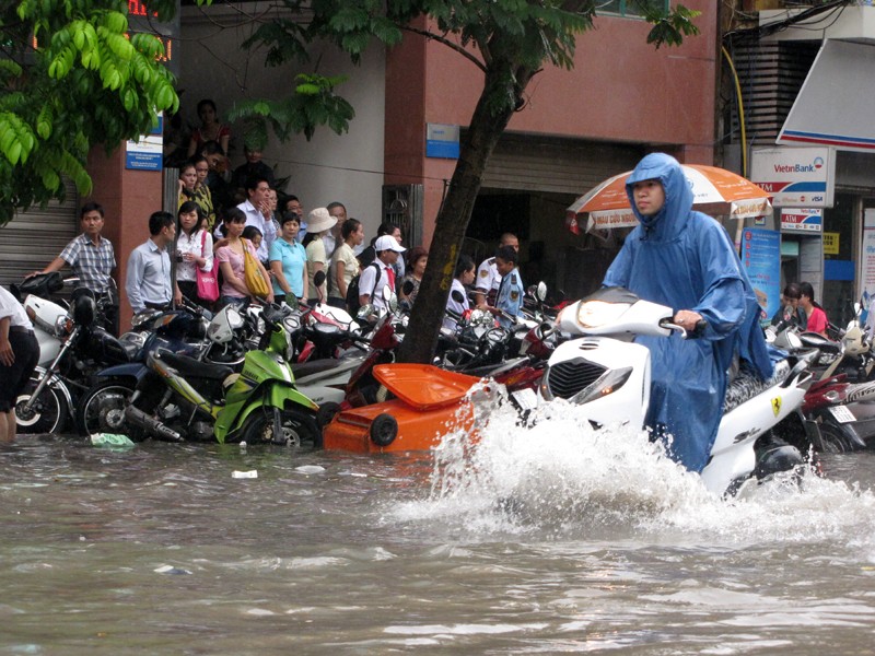 Hà Nội lại ngập nặng sau trận mưa lớn