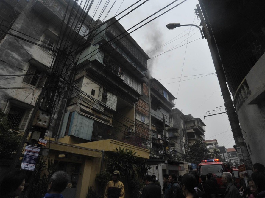 Cháy 8 căn hộ tại khu tập thể Nam Đồng