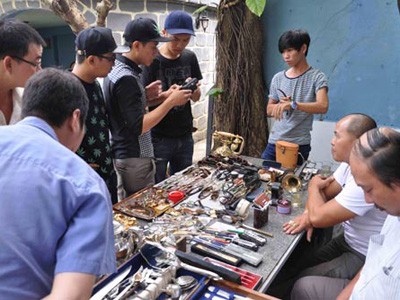 Cận cảnh chợ đồ cũ toàn hàng 'độc' ở Sài Gòn