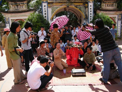 Một giá đồng bình dân tại lễ hội đền Lảnh Giang 2008