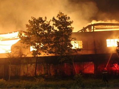 Cháy công ty gỗ, gần 1.000 m2 nhà xưởng bị thiêu rụi