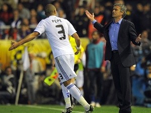 "Mou bị lạc đường, Pepe là nỗi xấu hổ của Madrid"