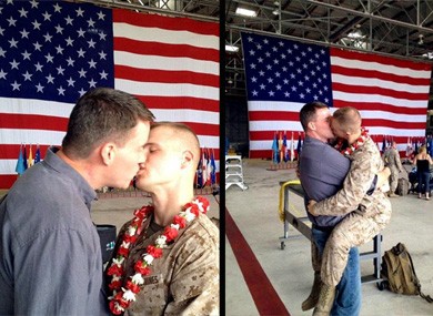Lính Mỹ gây sốc với nụ hôn đồng tính