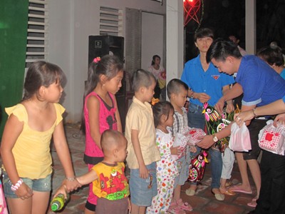 Tặng 250 phần quà trung thu cho trẻ em nghèo ở Vĩnh Long