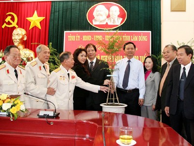 Tỉnh ủy Lâm Đồng tặng cây quý cho gia đình Đại tướng Võ Nguyên Giáp