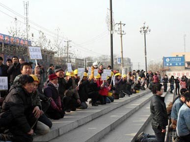 Trung Quốc: Hàng nghìn công nhân quỳ xin chính phủ