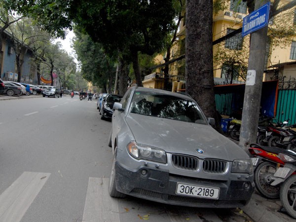Chiếc BMW đỗ dưới lòng đường phố Trần Bình Trọng