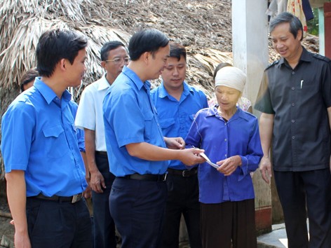 Thăm, hỗ trợ nhân dân vùng lũ tại Thanh Hóa, Nghệ An