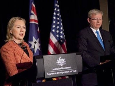 Ngoại trưởng Mỹ Hillary Rodham Clinton (trái) và Ngoại trưởng Úc Kevin Rudd tại cuộc họp báo chung ngày 6-11 ở Melbourne (Úc)