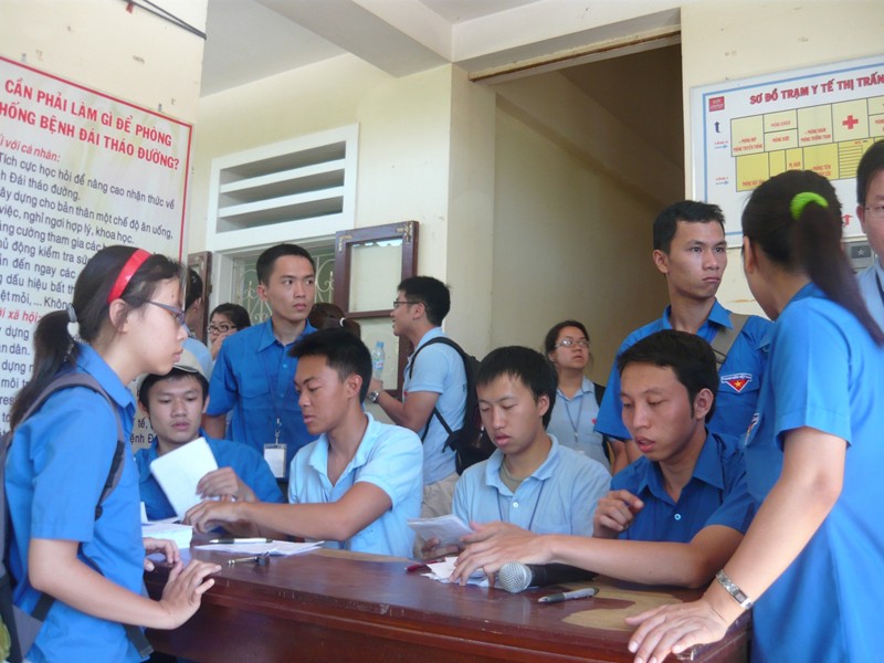 Các thanh niên Mỹ gốc Việt đang cấp phát thuốc miễn phí