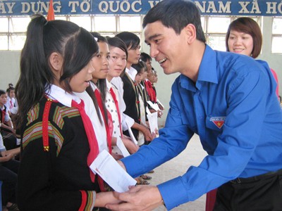 Anh Dương Văn An trao học bổng cho học sinh nghèo dân tộc thiểu số ở Đắk Nông