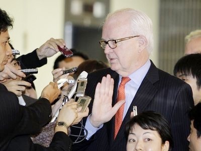 Đặc phái viên Bosworth gặp phóng viên ở Tokyo sau cuộc hội đàm với Ngoại trưởng Nhật Bản Seiji Maehara. Ảnh: AP