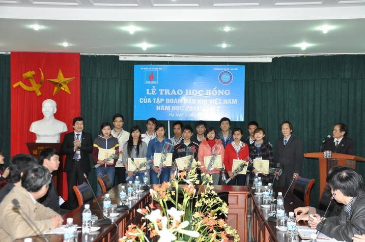 Những sinh viên xuất sắc của Đại học Mỏ- Địa chất nhận học bổng năm 2011-2012