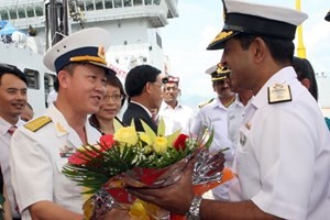 Hải quân Ấn Độ giao lưu với Hải quân Việt Nam nhân chuyến thăm cảng Tiên Sa, Đà Nẵng của đoàn tàu quân sự Ấn Độ vào tháng 6/2013
