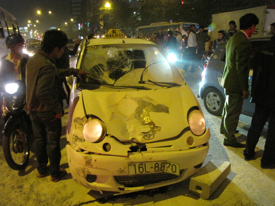 Chiếc xe taxi bẹp dúm sau tai nạn kinh hoàng