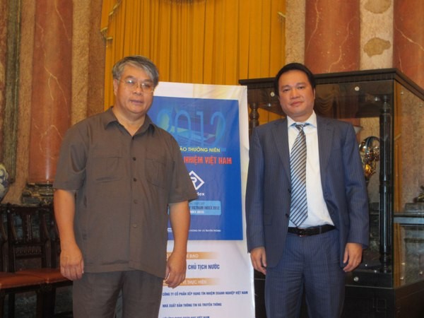 Ảnh chụp lúc 8h sáng nay buổi lễ Công bố chỉ số tín nhiệm 2012, ông Hồ Hùng Anh (bên trái) và ông Nguyễn Hữu Lục - Phó chủ nhiệm Văn phòng Chủ tịch nước.