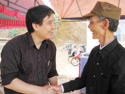 Anh Nguyễn Đắc Vinh (trái) tiếp xúc cử tri tại Đắk Nông Ảnh: Lê Kiến