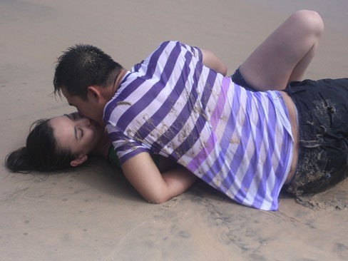 Trang Nhung bị đè hôn đắm đuối