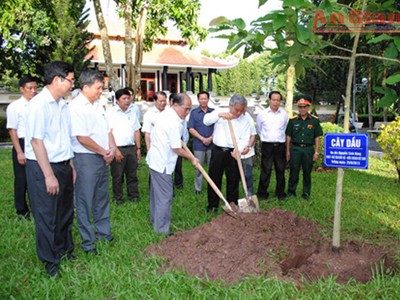 Chủ tịch Quốc hội Nguyễn Sinh Hùng trồng cây ở đền thờ Bác Tôn. ẢNH: NGÔ CHUẨN
