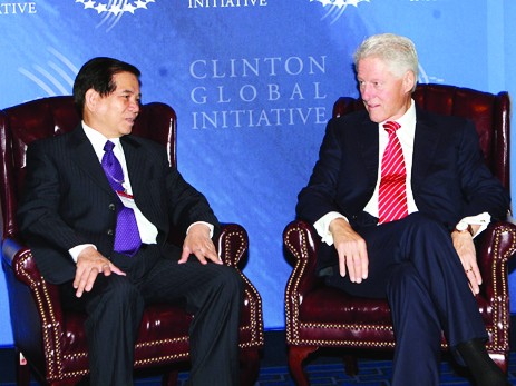 Chủ tịch nước Nguyễn Minh Triết (trái) và cựu Tổng thống Mỹ Bill Clinton