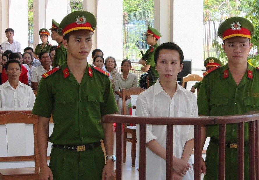 Phú tại phiên tòa xét xử sơ thẩm vụ án giết người. Ảnh Nguyễn Huy