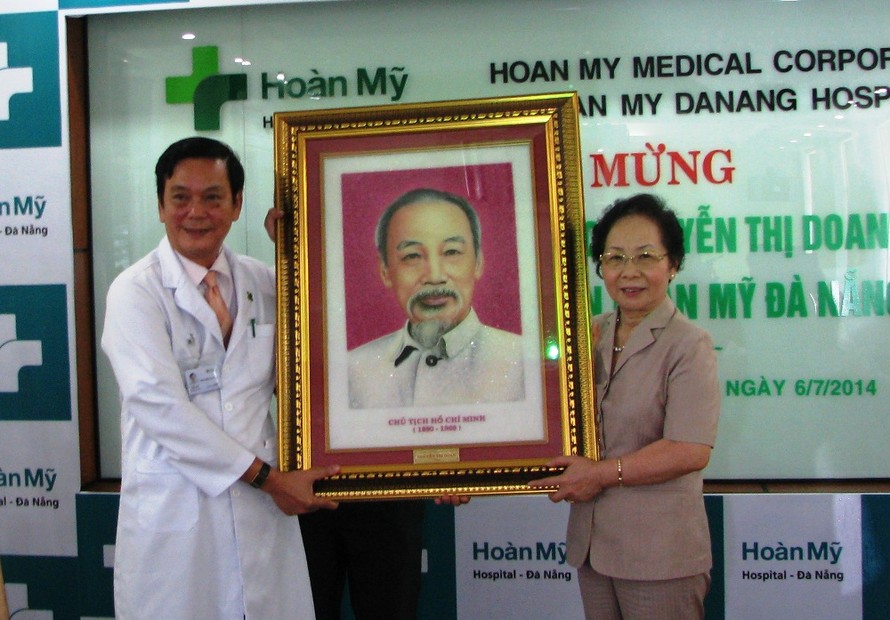 Phó chủ tịch nước Nguyễn Thị Doan căn dặn y bác sĩ bệnh viện luôn giữ được trái tim nhân hậu. Ảnh: Nguyễn Huy
