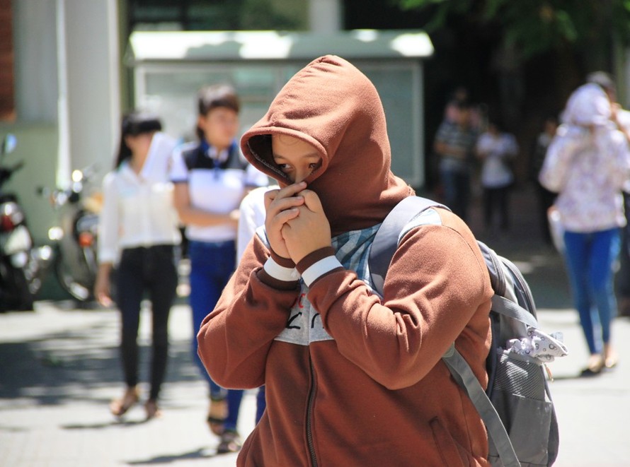 Thời tiết mưa nắng thất thường tại Đà Nẵng khiến nhiều thí sinh bất lợi về sức khỏe. Ảnh: Nguyễn Huy