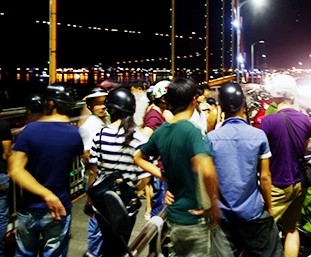 Rất đông người chứng kiến tìm kiếm thi thể chị N. Được biết, cầu Thuận Phước xảy ra 5 vụ tự tử trong vòng gần 2 tháng nay. Ảnh: Nguyễn Huy