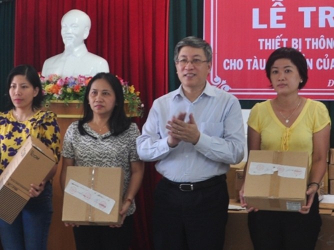 Trao tặng bộ máy ICOM cho đại diện ngư dân Đà Nẵng. Ảnh: Nguyễn Huy