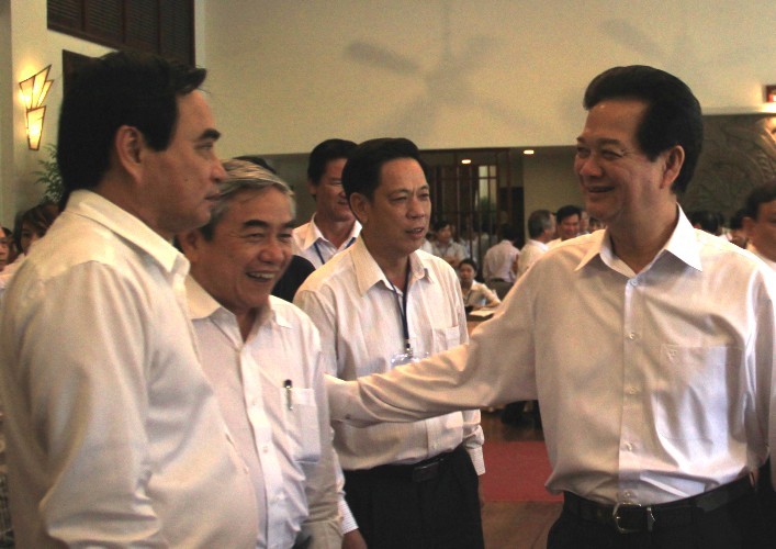 Thủ tướng Nguyễn Tấn Dũng trao đổi với các đại biểu bên lề hội nghị. Ảnh: Nguyễn Huy