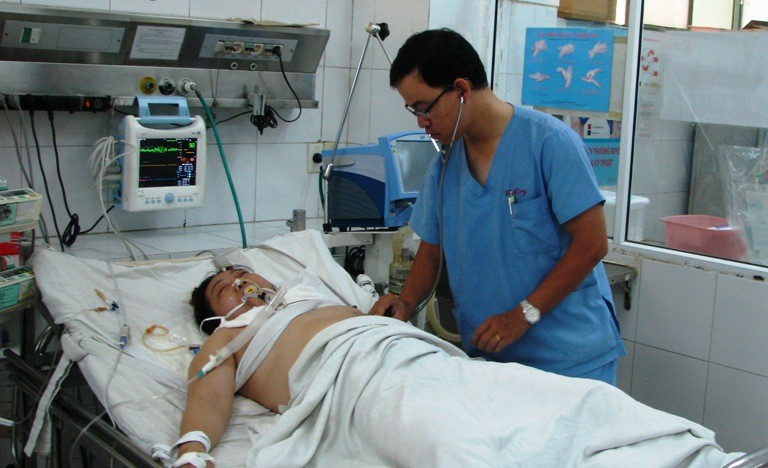 Sau 5 giờ điều trị tích cực, bệnh nhân Thành đã có nhịp thở trở lại. Ảnh Nguyễn Huy