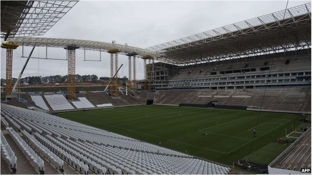 Sân khai mạc giải tại Sao Paolo vẫn đang ngổn ngang.