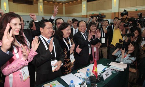 Phái đoàn Việt Nam mừng thắng lợi trong cuộc đua giành quyền đăng cai. Ảnh OCA