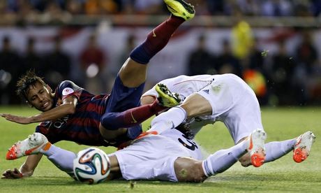 Neymar chấn thương sau pha va chạm với các cầu thủ Real.
