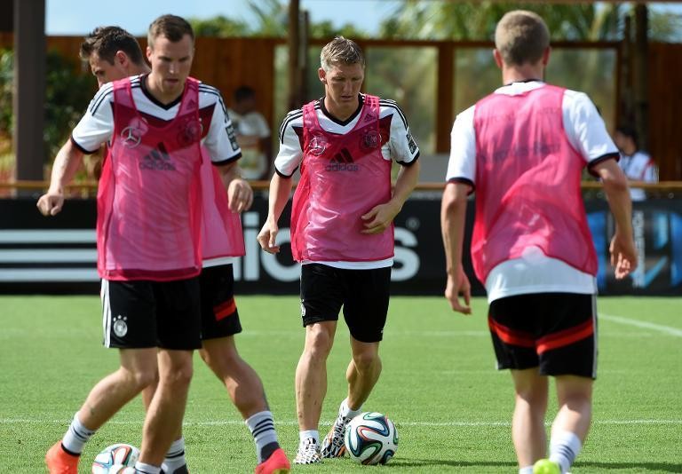 Schweinsteiger (giữa) là con át chủ bài trong hàng tiền vệ tuyển Đức